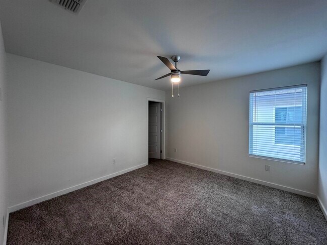 Building Photo - 417 Deer Path Lp