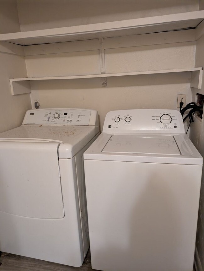 Building Photo - Tower Oaks 6934