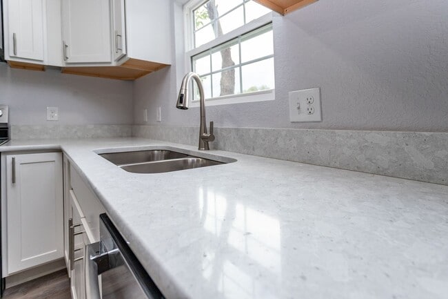 Building Photo - Beautifully Refurbished Home Near Downtown...