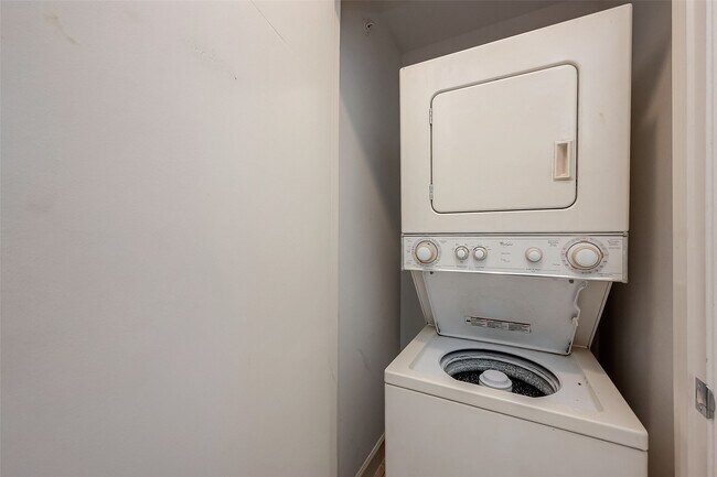 Building Photo - 2710 Hullsmith Dr