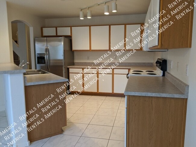 Building Photo - 895 E Lakeview Dr