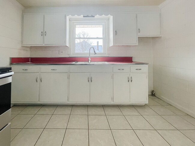 Building Photo - Cozy 2 Bedroom Home! Washer & Dryer Hookups! Fenced In Yard!