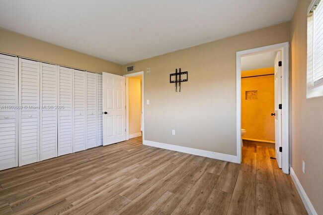 Building Photo - 14500 SW 88th Ave