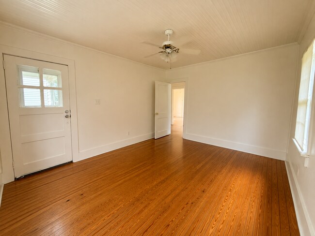 Building Photo - 707 Brisson Ave