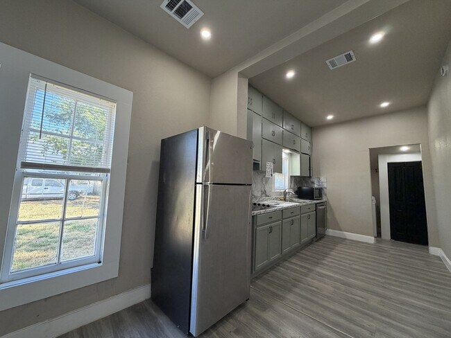 Building Photo - 418 N Clements St