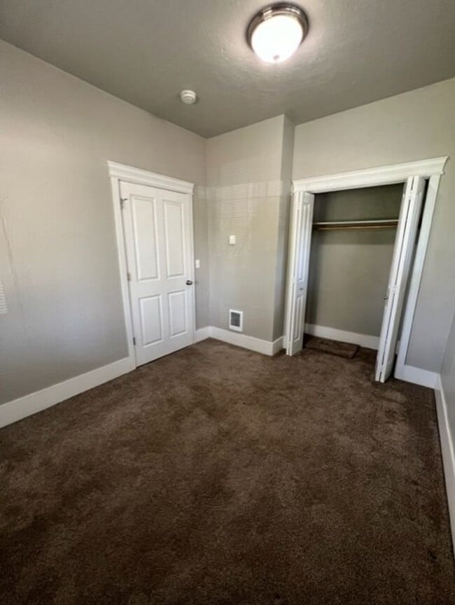 Building Photo - 3 Bedroom House on Jefferson St Near Downt...