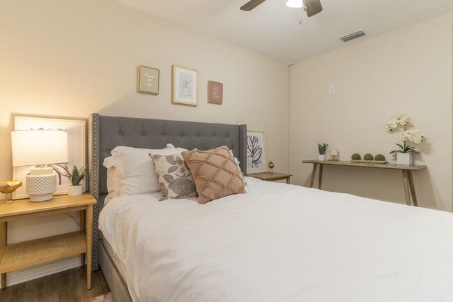 Building Photo - BEAUTIFUL UNIT JUST 5 MINUTE WALK TO DOWNTOWN