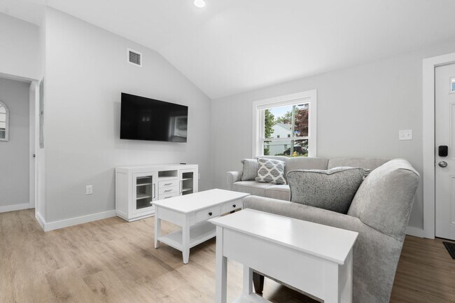 Building Photo - Newly renovated Winter Rental between Long Beach and Good Harbor!