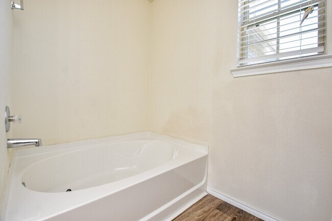 Building Photo - 4407 Champions Landing Dr