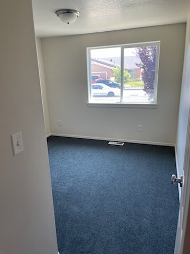 Building Photo - 952 SE Kierra Pl