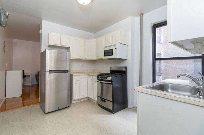 Building Photo - 238 E 95th St