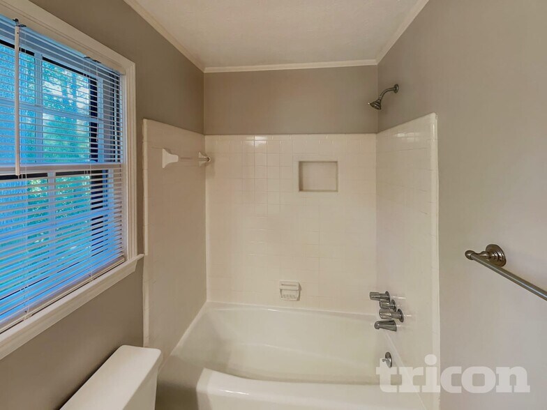 Building Photo - 1496 Oak Springs Dr