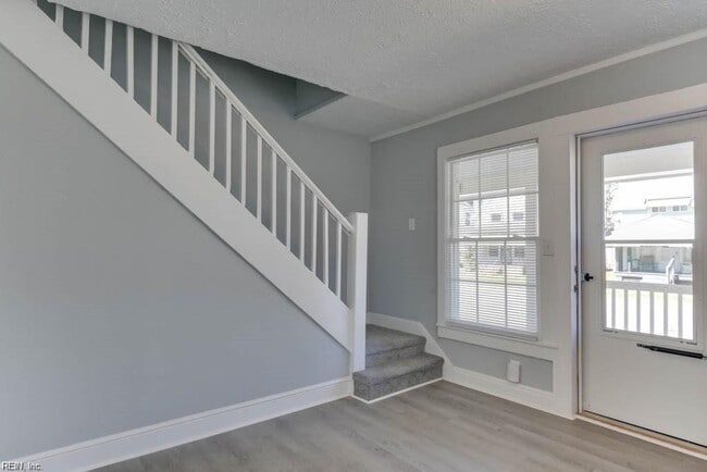 Building Photo - 2bedroom Townhouse Duplex- Huge Yard. May 1 move  in!!!