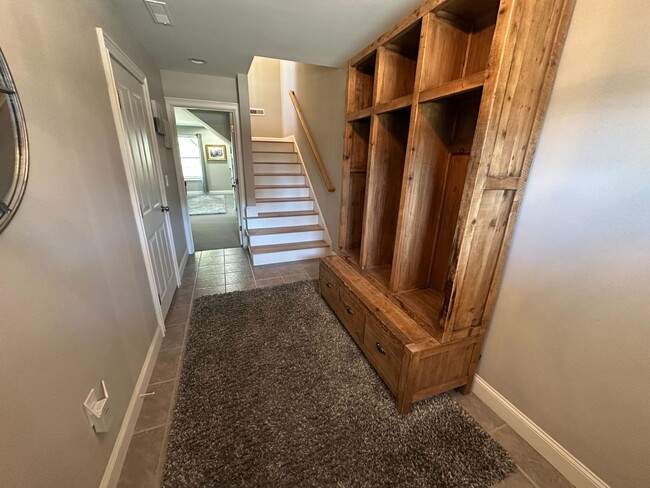 Building Photo - Spacious 3-Bedroom Townhouse in Prime Exet...