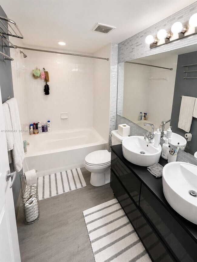 Building Photo - 1155 Brickell Bay Dr