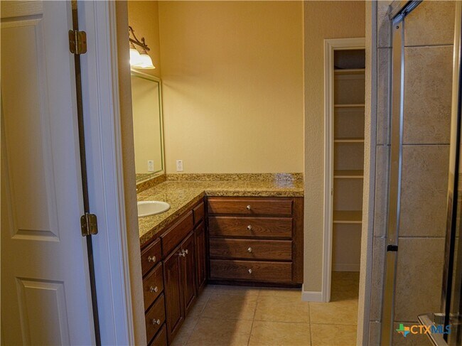 Building Photo - 1651 Hanz Dr