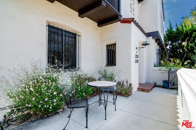 Building Photo - 228 S Orange Dr