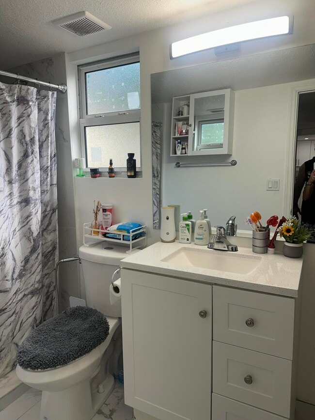 Building Photo - 626 S Pine St