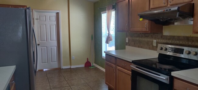 Building Photo - 4 bedroom 2 bath