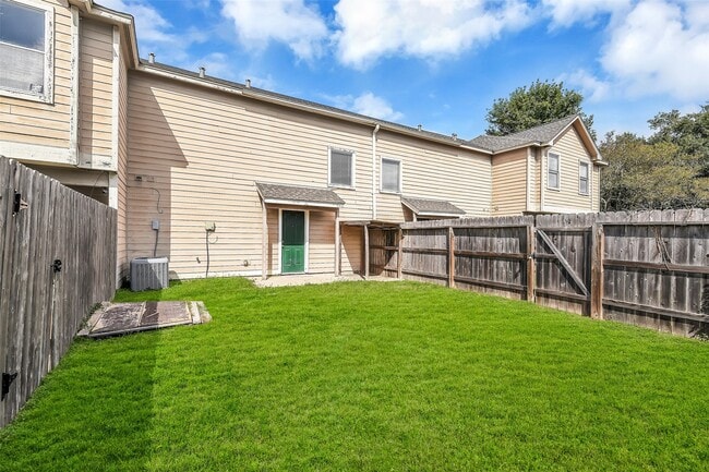 Building Photo - 10007 Emerald Creek Dr