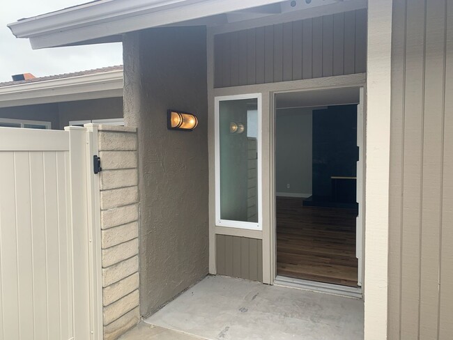 Building Photo - Updated and spacious single-story house on...