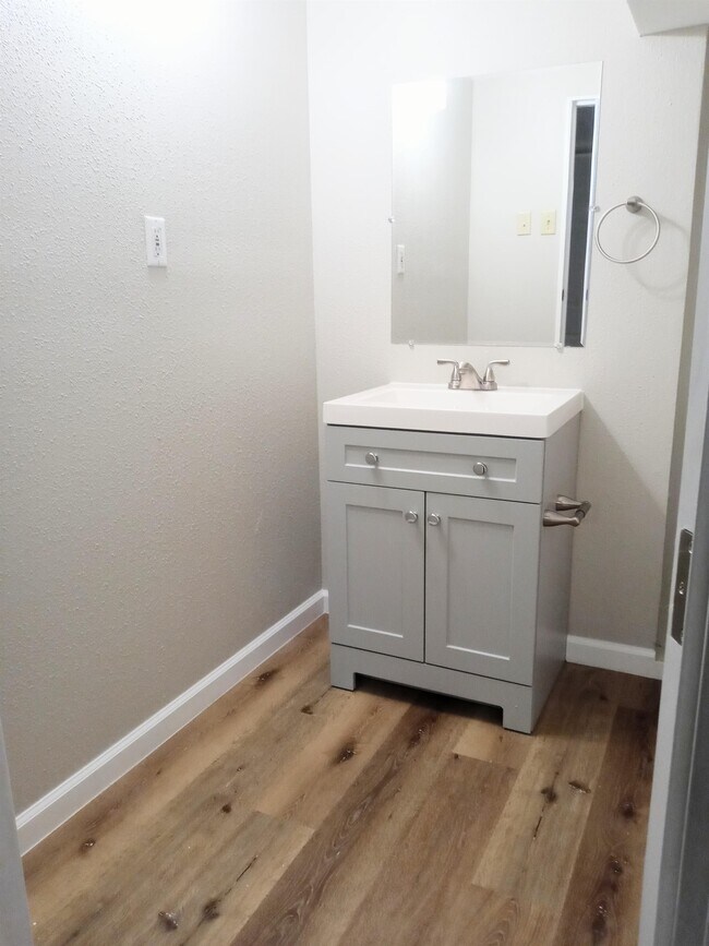 Building Photo - 728 1/2 SW Cambridge Ave