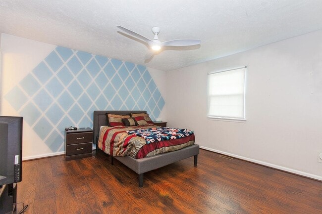 Building Photo - Spacious Williamsburg Townhome with Modern...