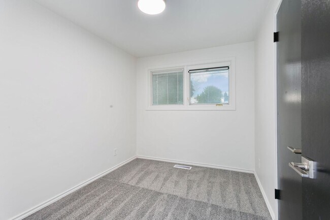 Building Photo - Remodeled Tacoma Duplex with Solar Panels & Fenced Yard **$500 OFF FIRST MONTHS RENT**