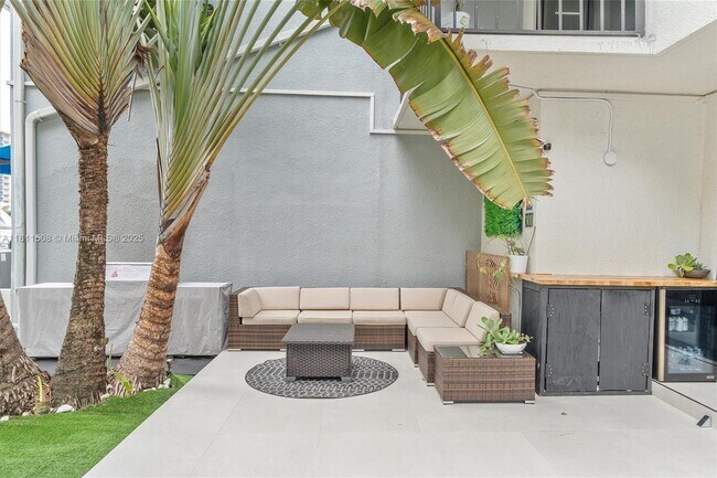 Building Photo - 300 Poinciana Island Dr
