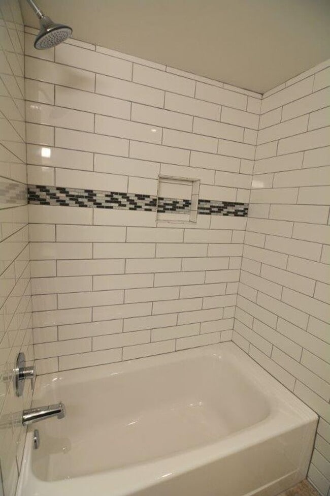 Building Photo - Quiet Kirkland Rambler on large, quiet lot