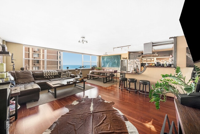 Building Photo - 6301 N Sheridan Rd