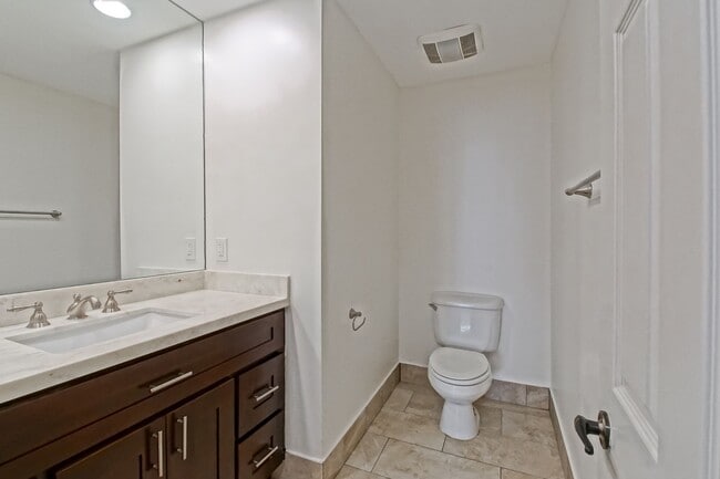 Building Photo - NICELY REMODELED, 2BR2.5BA, 1700 SQ FT CON...