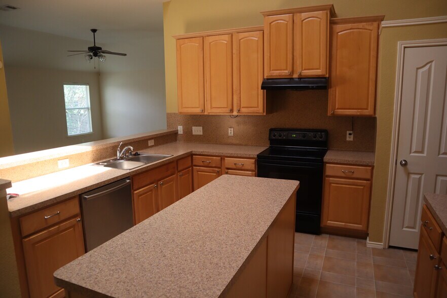 Building Photo - 1000 Warbler Ln