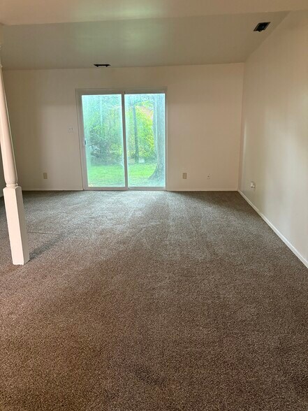 Family Room - 49 Vinway Ct