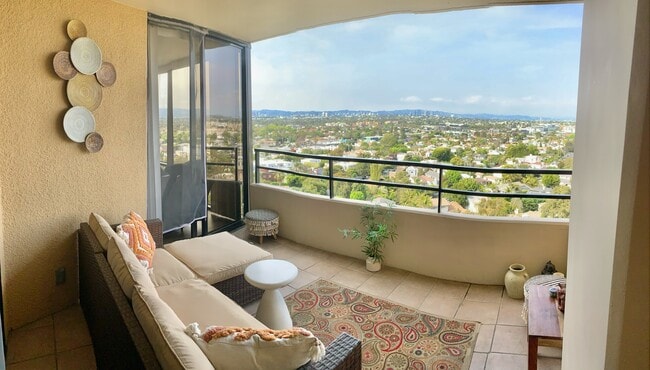 Patio with couch and beautiful views - 4337 Marina City Dr