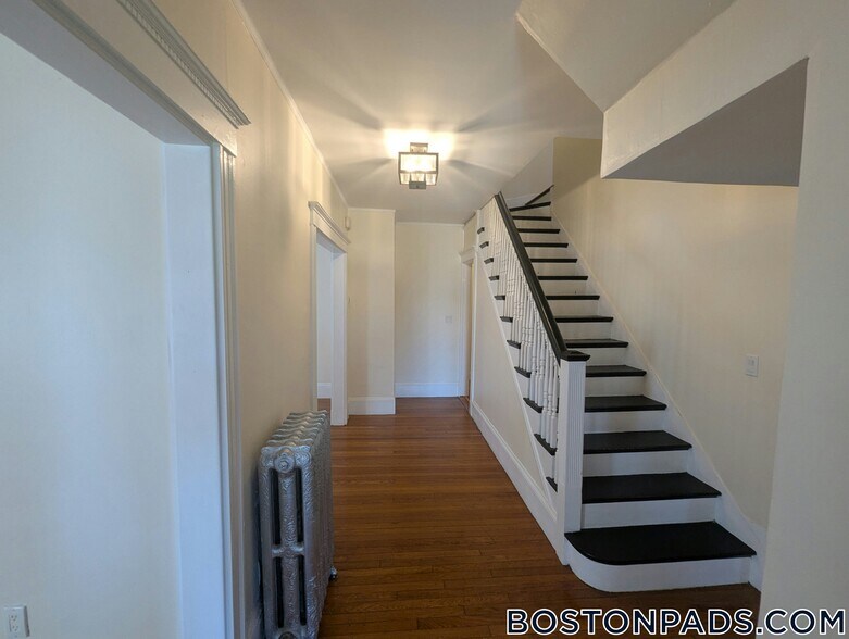 Building Photo - 27 Bourneside St