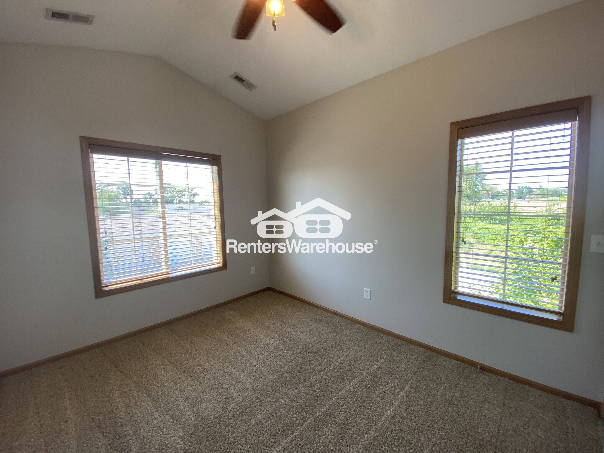 Building Photo - 2000 Meadow Ct