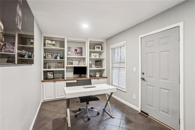 Building Photo - 805 Highland Green Way NE