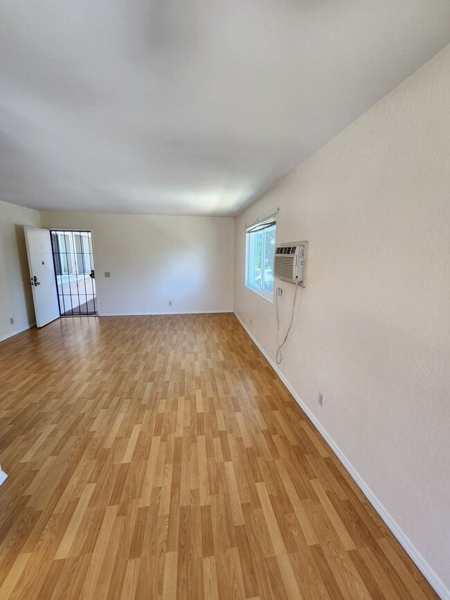 Building Photo - 3 Bedroom 2 Bath Upper Unit in Mira Mesa