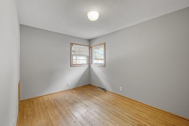 Building Photo - 841 25th Ave SE