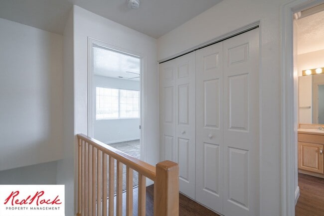 Building Photo - 2 Bedroom Townhome Available