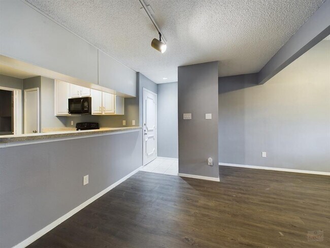 Building Photo - 806 W 24th St