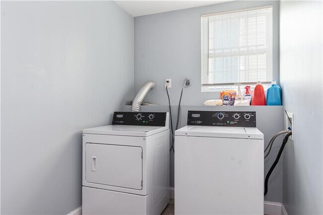 Building Photo - Spacious 6 Bed, 2 Bath – Modern Updates & ...