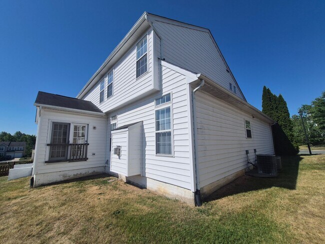 Building Photo - 5207 Linden Dr