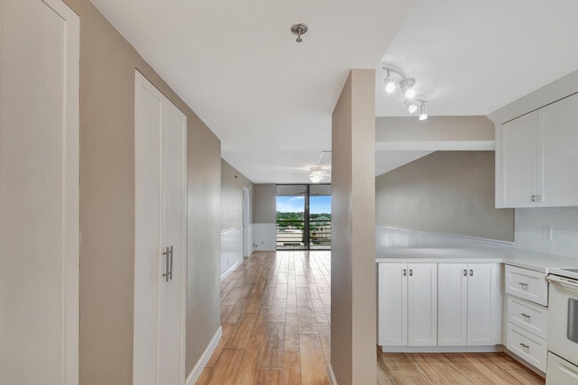 Building Photo - 4640 Lucerne Lakes Blvd W