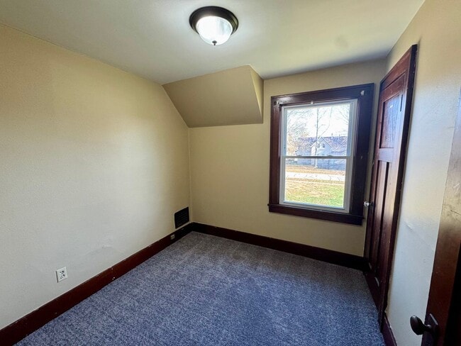 Building Photo - Updated 3BR Townhome Across from Stephens Park