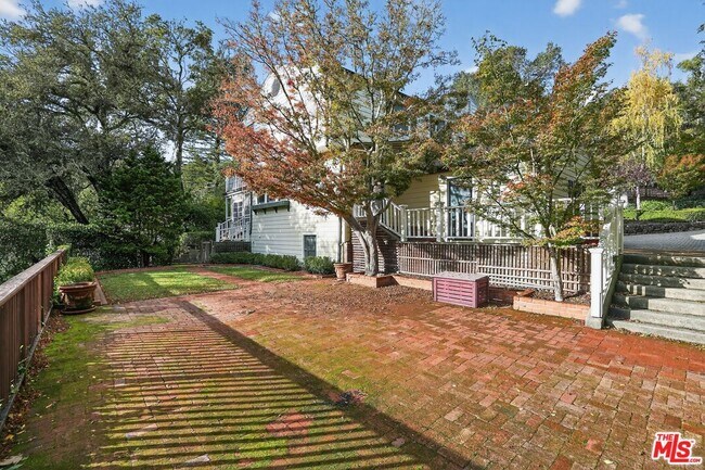 Building Photo - 15 N Ridgewood Rd