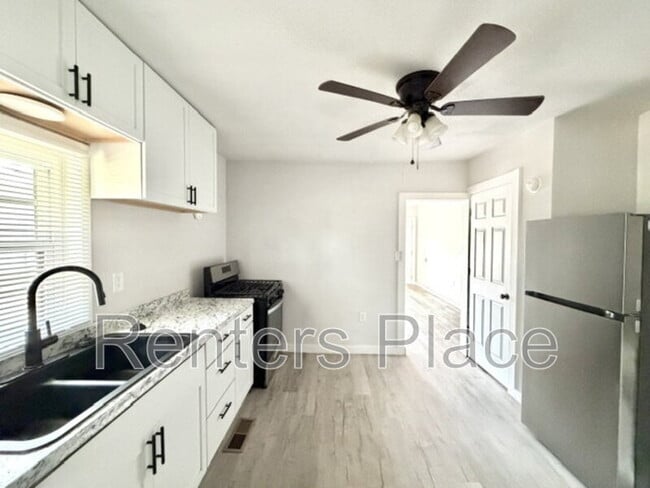 Building Photo - 903 N Owalla Ave