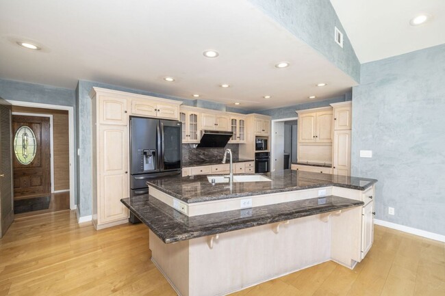 Building Photo - Spacious 3 Bed, 3 Bath Home in Quiet Neigh...