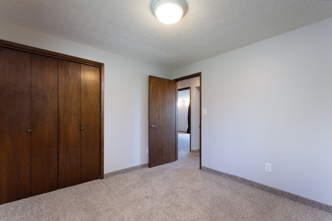 Building Photo - 3+ Bedroom, 3 Bath Available in quiet Spok...